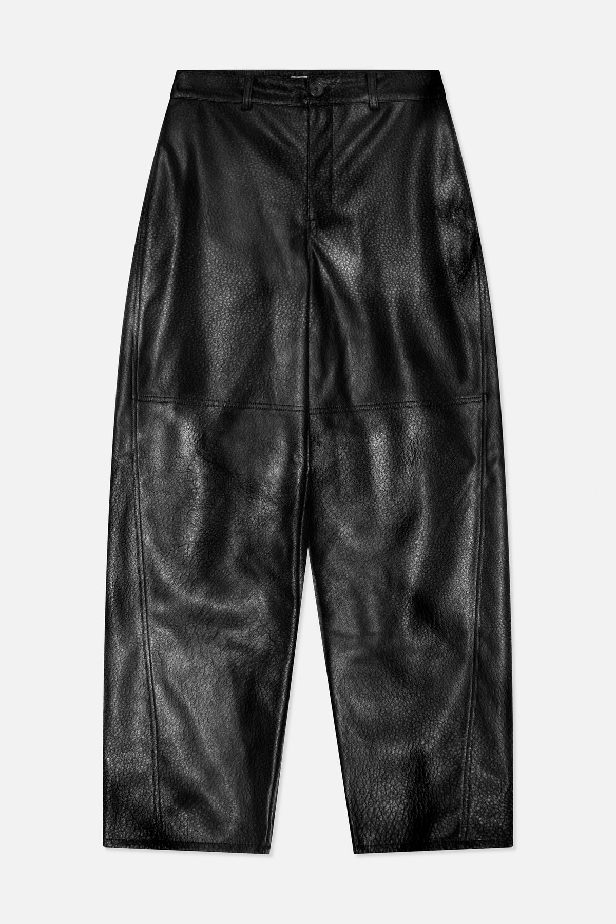 Främre vy av svarta, texturerade shorts i vid modell med knappad midja och hällor