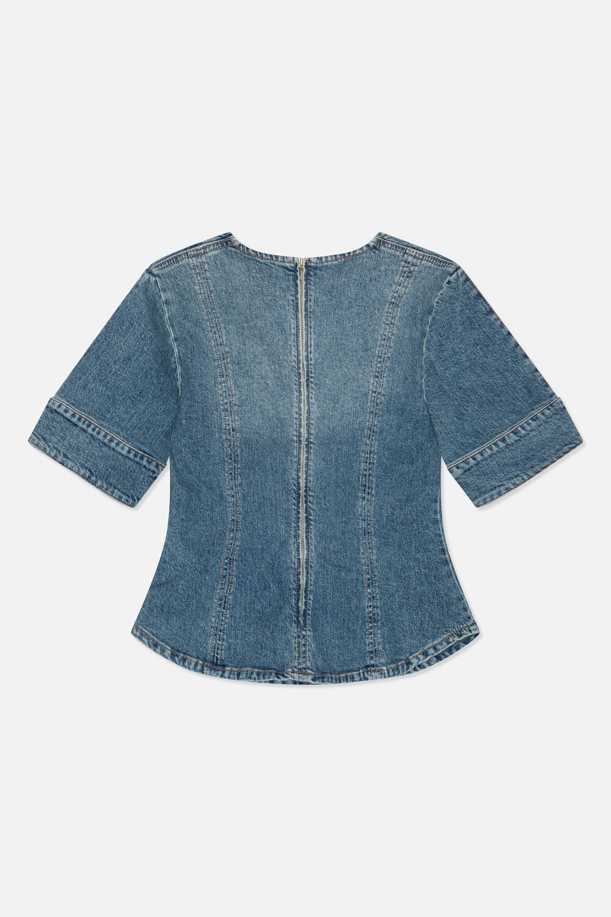 Bakifrån en kortärmad denimklänning i blått med dragkedja mitt bak och figursydda vertikalsömmar.