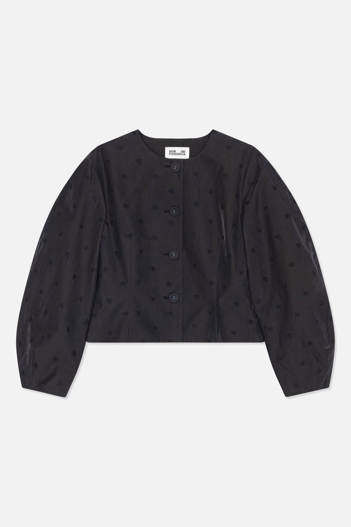 Framifrån: svart croppad jacka med rund halsringning, långa voluminösa ärmar, knappar framtill och spridda ton-i-ton broderier.