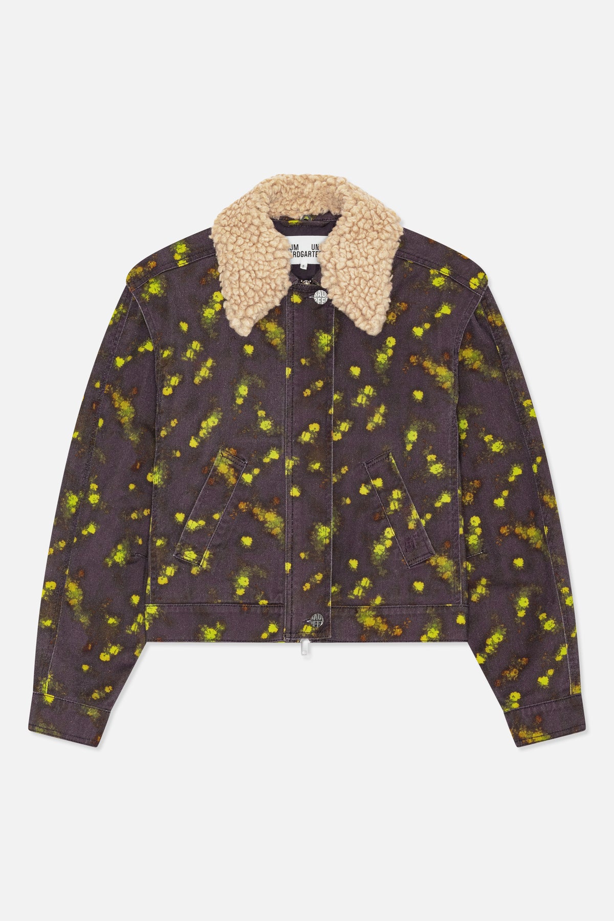 Framifrån: en mörk kolgrå denimjacka med ett utspritt blommönster i gulgrönt och orange, snedställda paspelfickor och en kraftig krämfärgad strukturkrage.