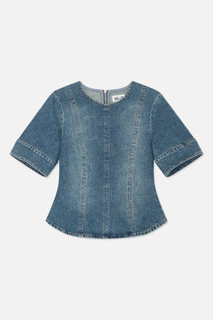 Bakifrån: blå denimtopp med korta vida ärmar, rund halsringning, vertikala panelsömmar och kort dragkedja mitt bak.