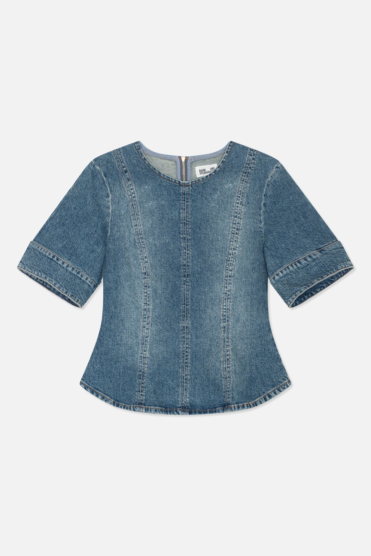 Bakifrån: blå denimtopp med korta vida ärmar, rund halsringning, vertikala panelsömmar och kort dragkedja mitt bak.