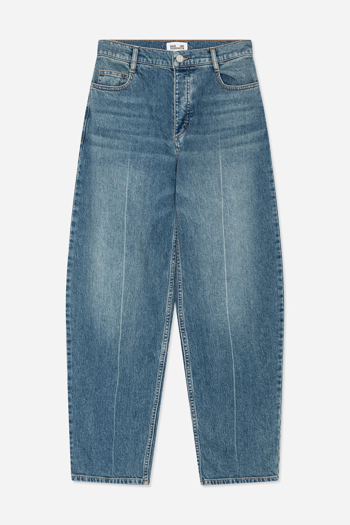 Framifrån, blekblå raka jeans med kontrastsömmar, knappstängning och bågformade fickor