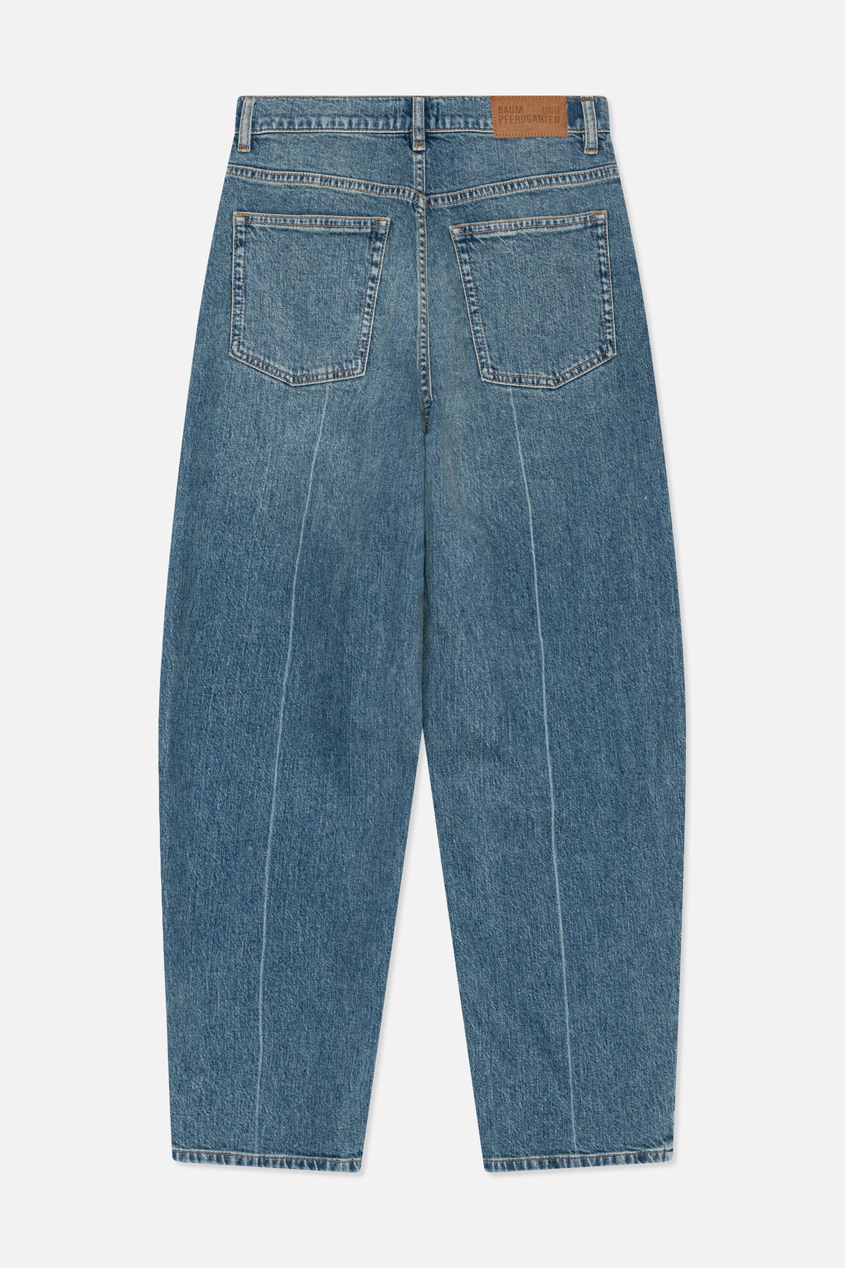 Bakifrån: blåtvättade denimjeans med två påsydda fickor, kontrastsömmar och ett ljusbrunt lädermärke i linningen.