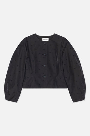 Framifrån: svart croppad jacka med rund halsringning, långa voluminösa ärmar, knappar framtill och spridda ton-i-ton broderier.