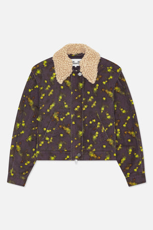 Framifrån: en mörk kolgrå denimjacka med ett utspritt blommönster i gulgrönt och orange, snedställda paspelfickor och en kraftig krämfärgad strukturkrage.