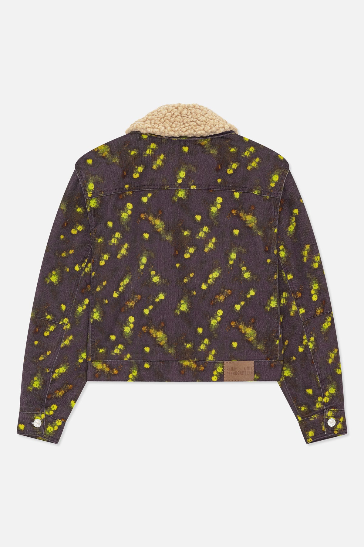 Bakifrån: mörk jacka med spridda gulgröna blommor och en tjock, krämfärgad, texturerad krage.