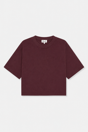 Framifrån: vinröd kortärmad t-shirt med rund hals och ton-i-ton Baum und Pferdgarten-text på bröstet.