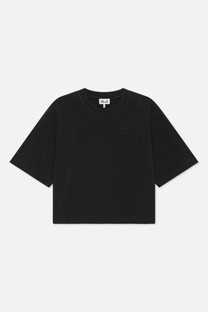 Framsida av en svart kortärmad t-shirt med rund hals och diskret ton-i-ton text på bröstet.