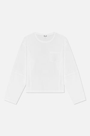 Vit långärmad t-shirt med rund hals, sedd framifrån, med bröstficka och diskret ton-i-ton logodetalj.