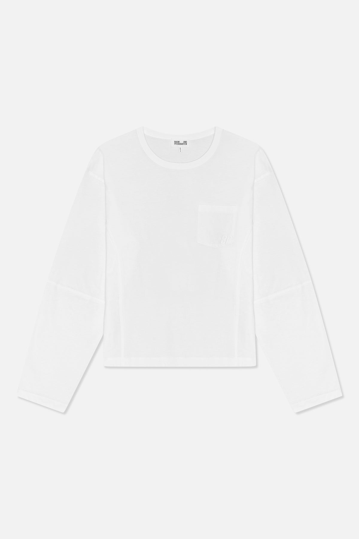 Vit långärmad t-shirt med rund hals, sedd framifrån, med bröstficka och diskret ton-i-ton logodetalj.