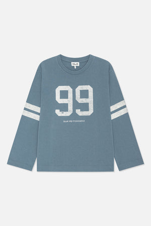 Blågrå långärmad crewnecktröja med sliten vit "99"-grafik och två ränder på ärmarna, visad framifrån.
