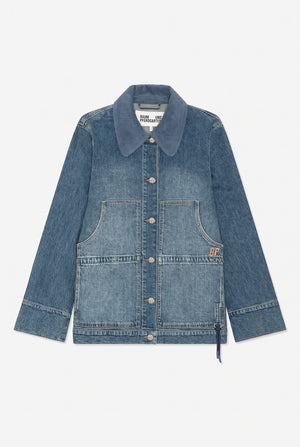 Framifrån en blå denimjacka med ribbad krage, metallknappar och två stora kontrasterande påsydda fickor.
