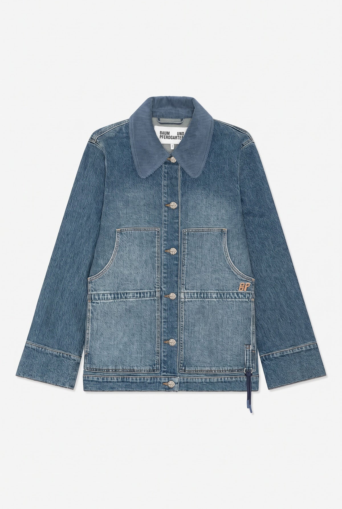 Framifrån en blå denimjacka med ribbad krage, metallknappar och två stora kontrasterande påsydda fickor.