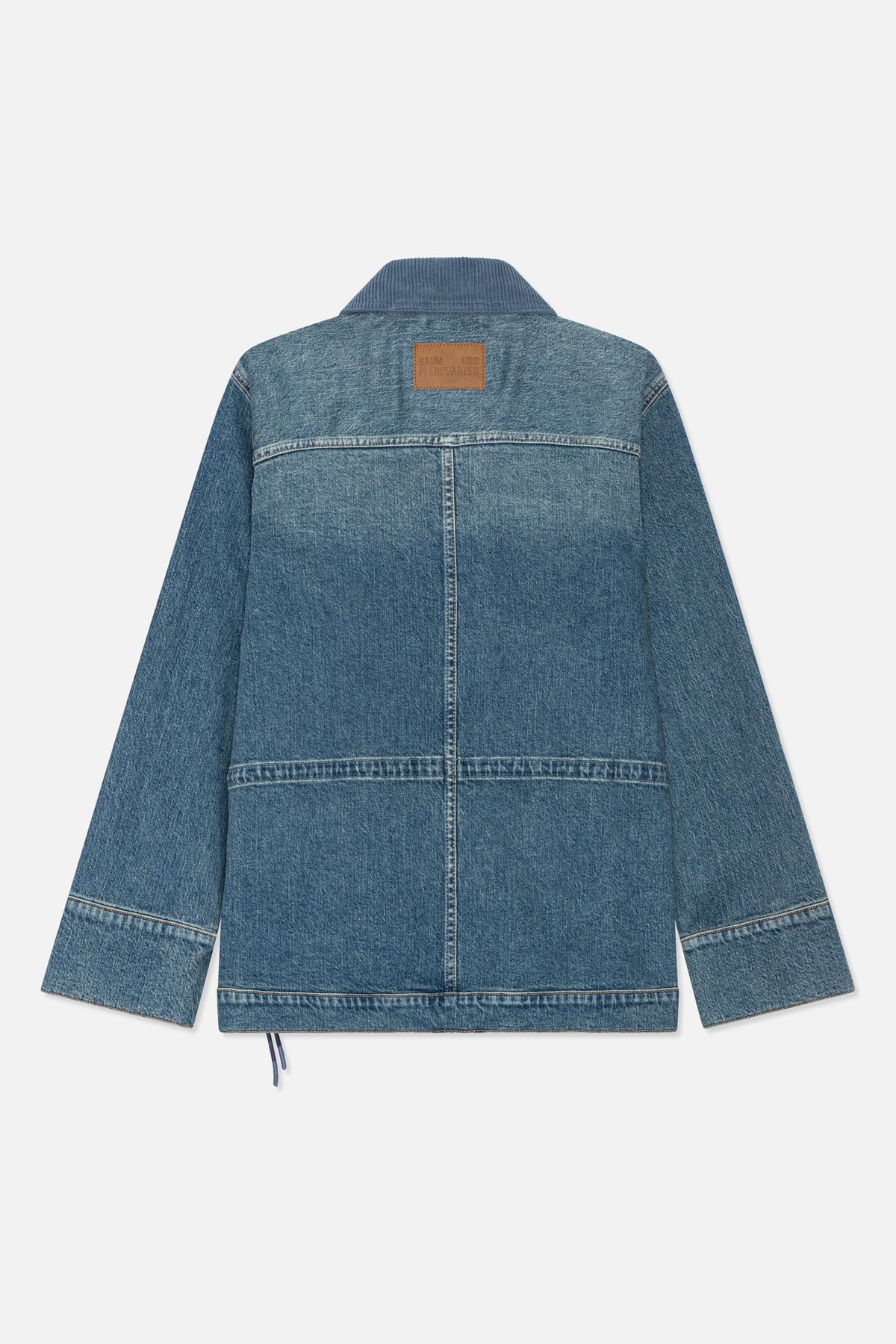 Bakifrån: blå denimjacka med kontrasterande ribbad krage, sydda paneler och justerbara dragsnören i nederkanten.