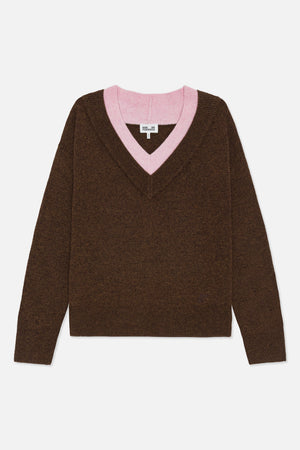 Framifrån: en brun stickad tröja med kontrasterande rosa v-ringning samt ribbade muddar och fåll.