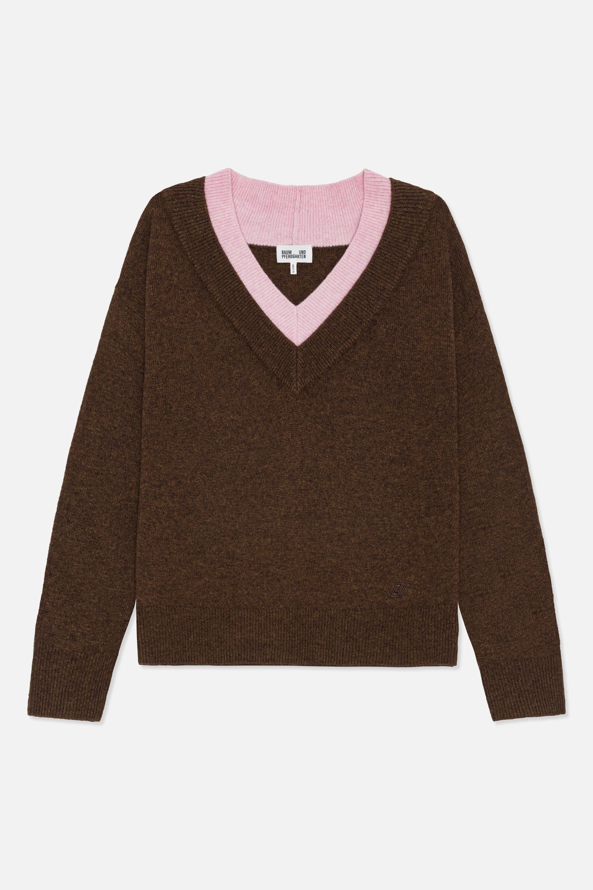 Framifrån: en brun stickad tröja med kontrasterande rosa v-ringning samt ribbade muddar och fåll.