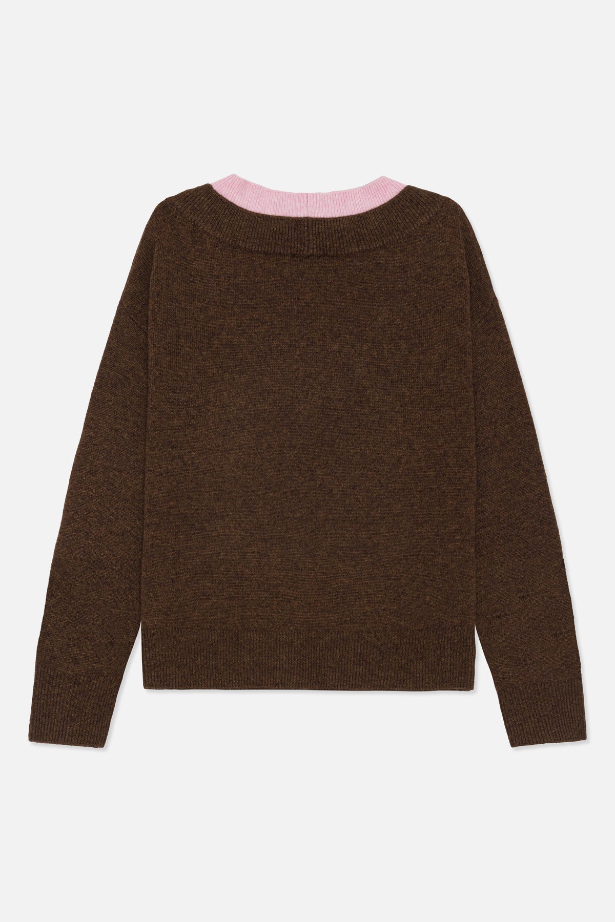 Framsida av en mörkbrun stickad tröja med kontrasterande ljusrosa ribbad rund halsringning samt ribbade muddar och fåll.