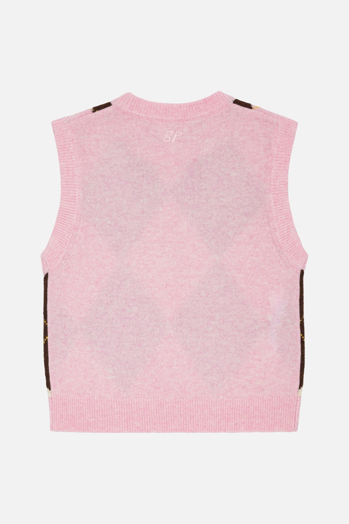 Ryggvy av en rosa stickad ärmlös väst med mörkbrun sidokant, ribbade kanter och ett litet broderat monogram.