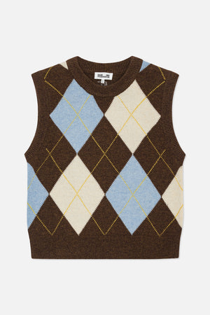Framifrån en brun stickad ärmlös väst med blå och krämfärgade argyle-romber och gul stickning.